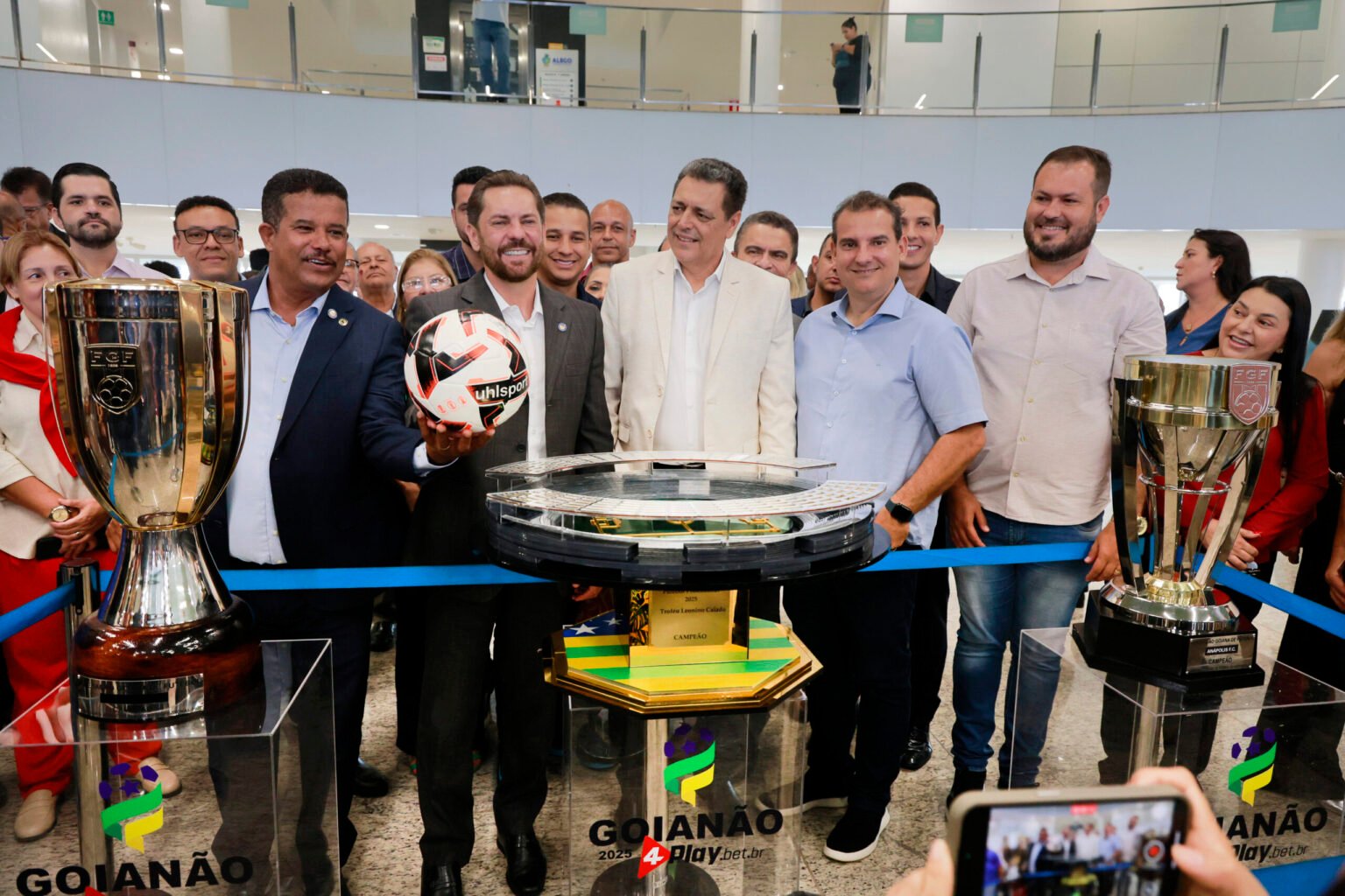 Alego recebe as taças que serão entregues aos finalistas, Vila Nova e Anápolis