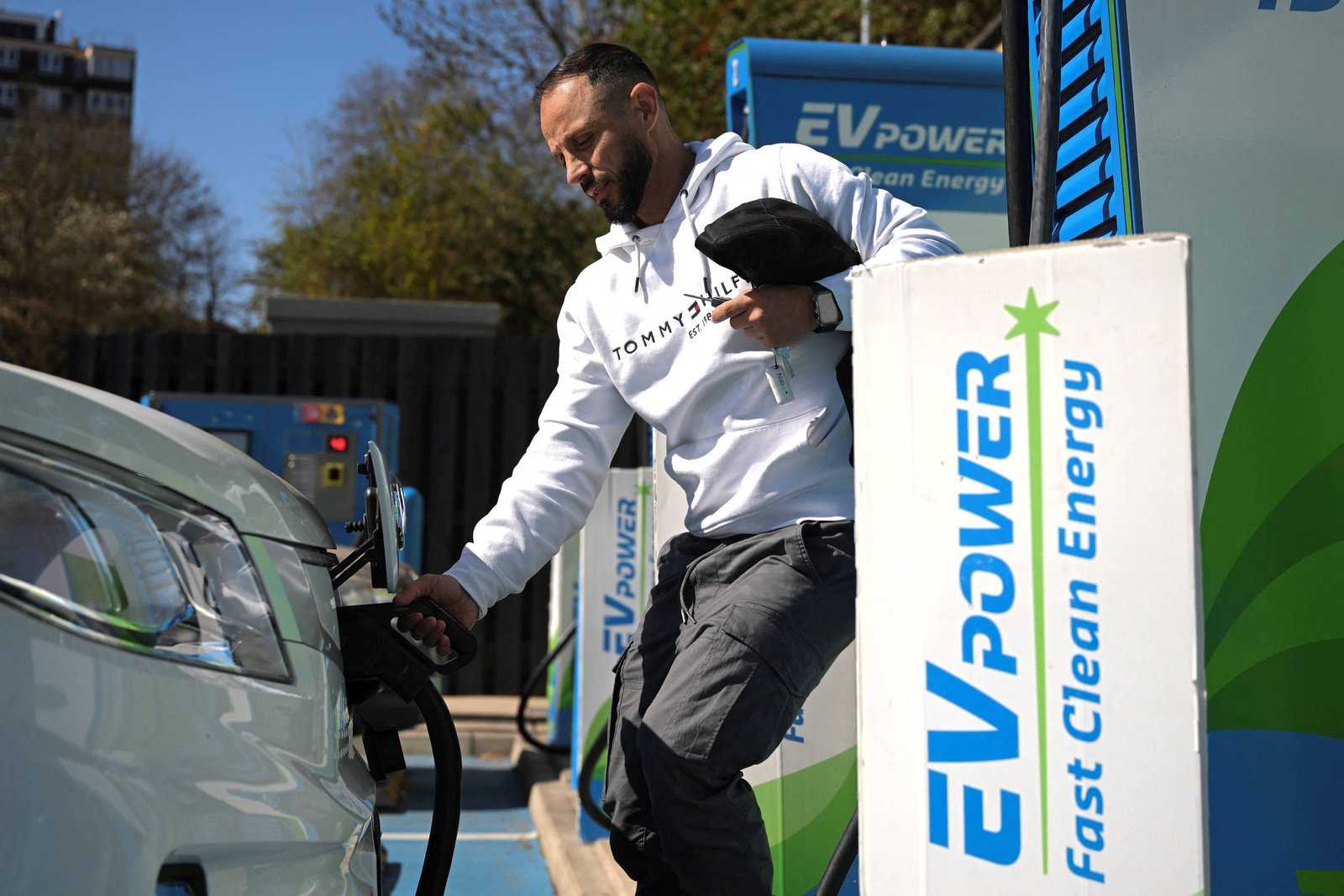 Reino Unido reduz metas para carros elétricos com tarifas – 09/04/2025 – Mercado