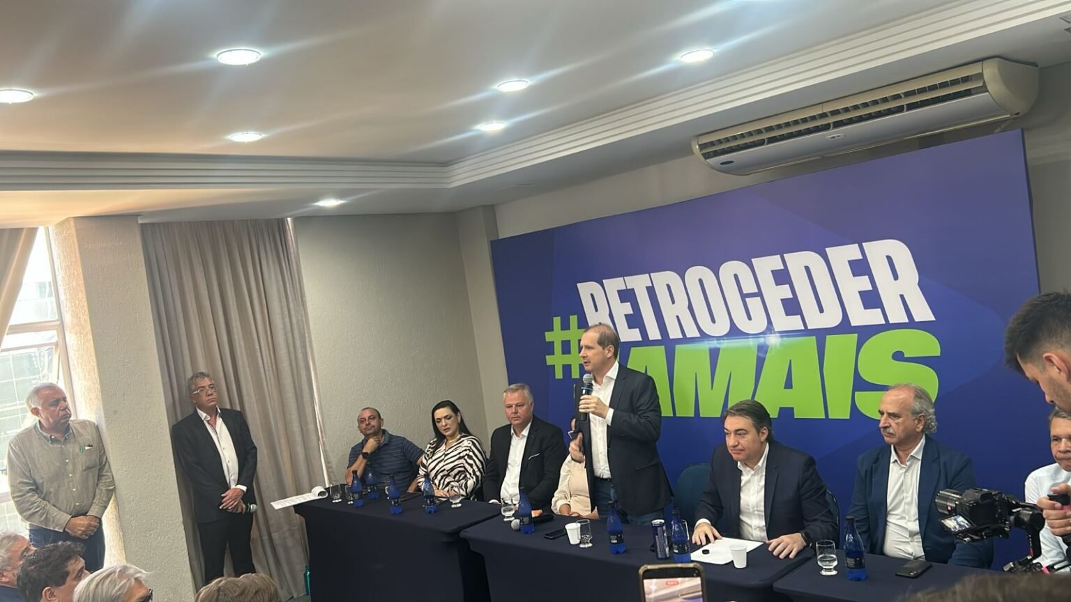 Saída de prefeitos do PL no Paraná expõe disputa interna e tem impacto eleitoral limitado, avaliam analistas