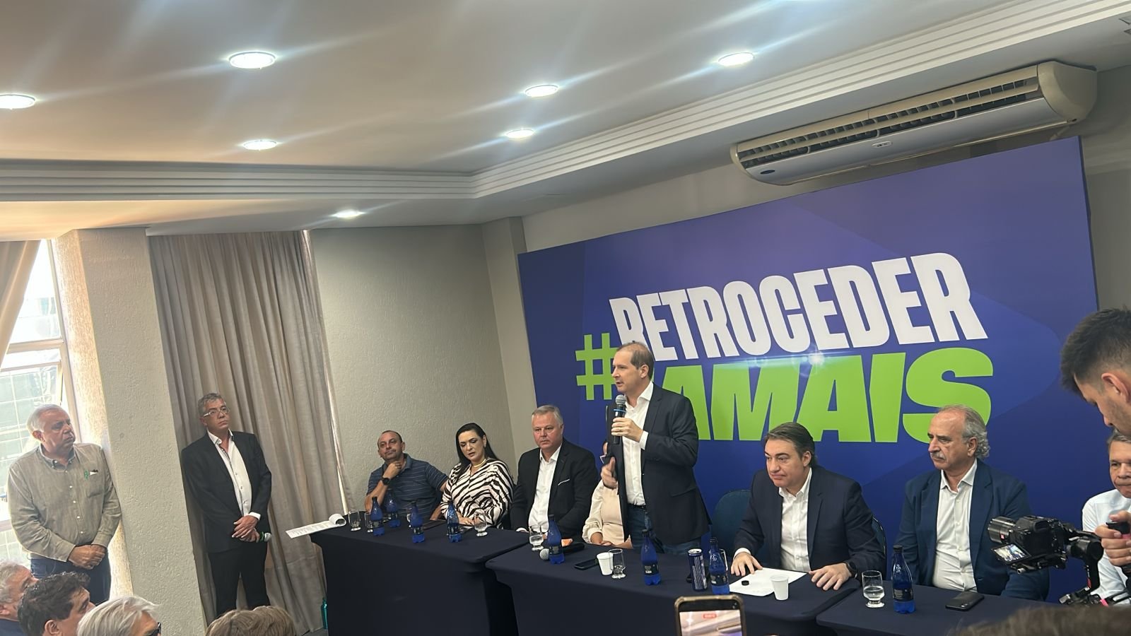 Saída de prefeitos do PL no Paraná expõe disputa interna e tem impacto eleitoral limitado, avaliam analistas