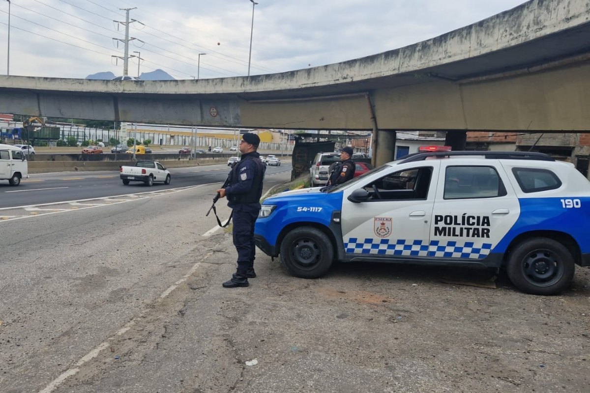 Mulher é detida após roubar viatura da Polícia Militar no Rio de Janeiro