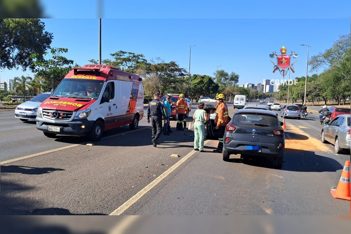 Colisão entre ambulância e veículos deixa motorista ferida em Brasília