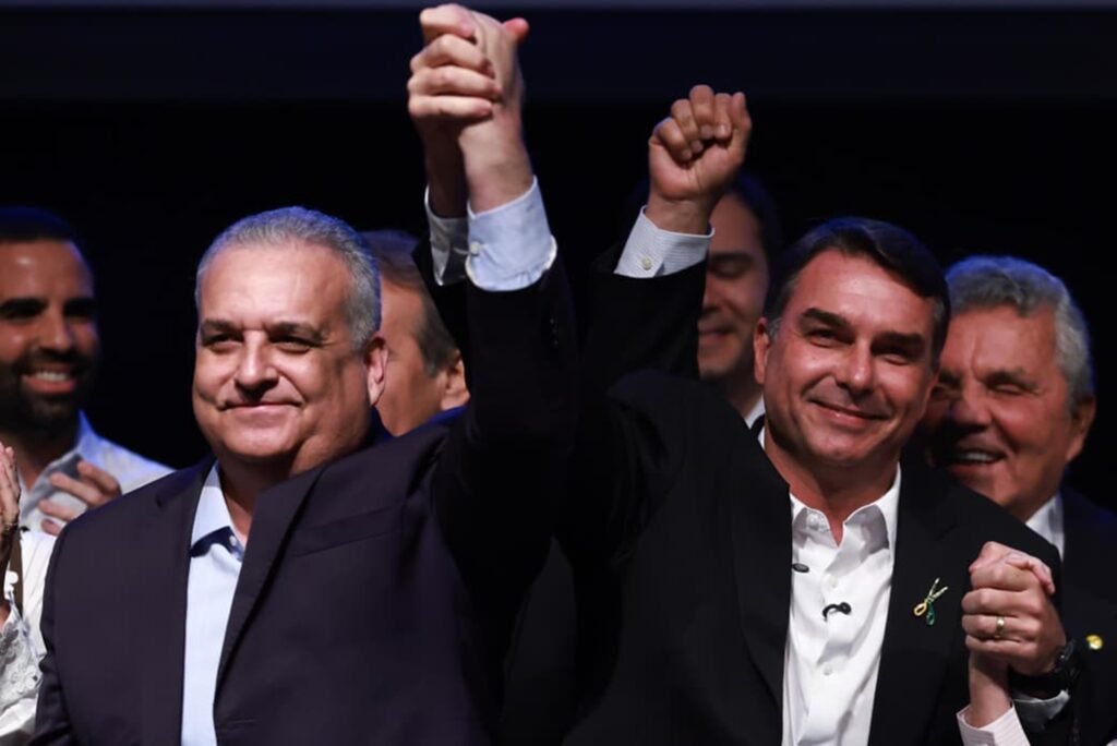Flávio Bolsonaro anuncia Alfredo Gaspar como vice, apesar de investigação por estupro