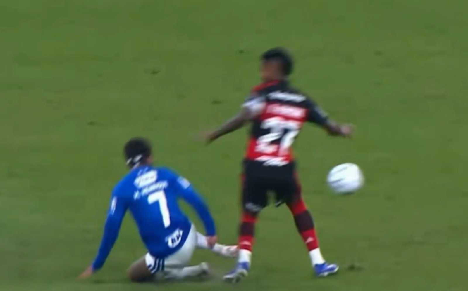 Matheus Henrique expressa temor de expulsão após lance com Bruno Henrique