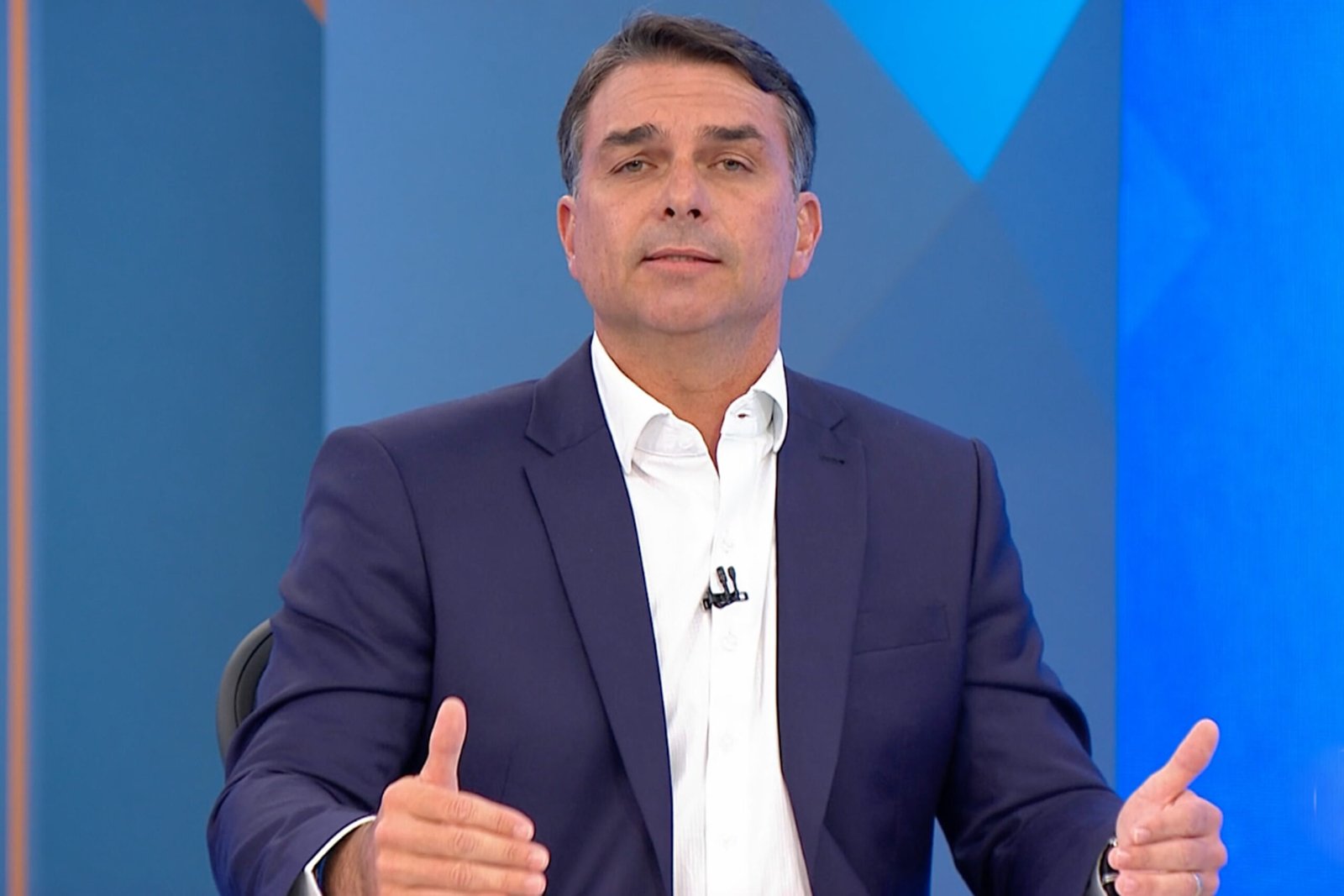 Flávio Bolsonaro critica Lula por tratamento à jornalista no JN