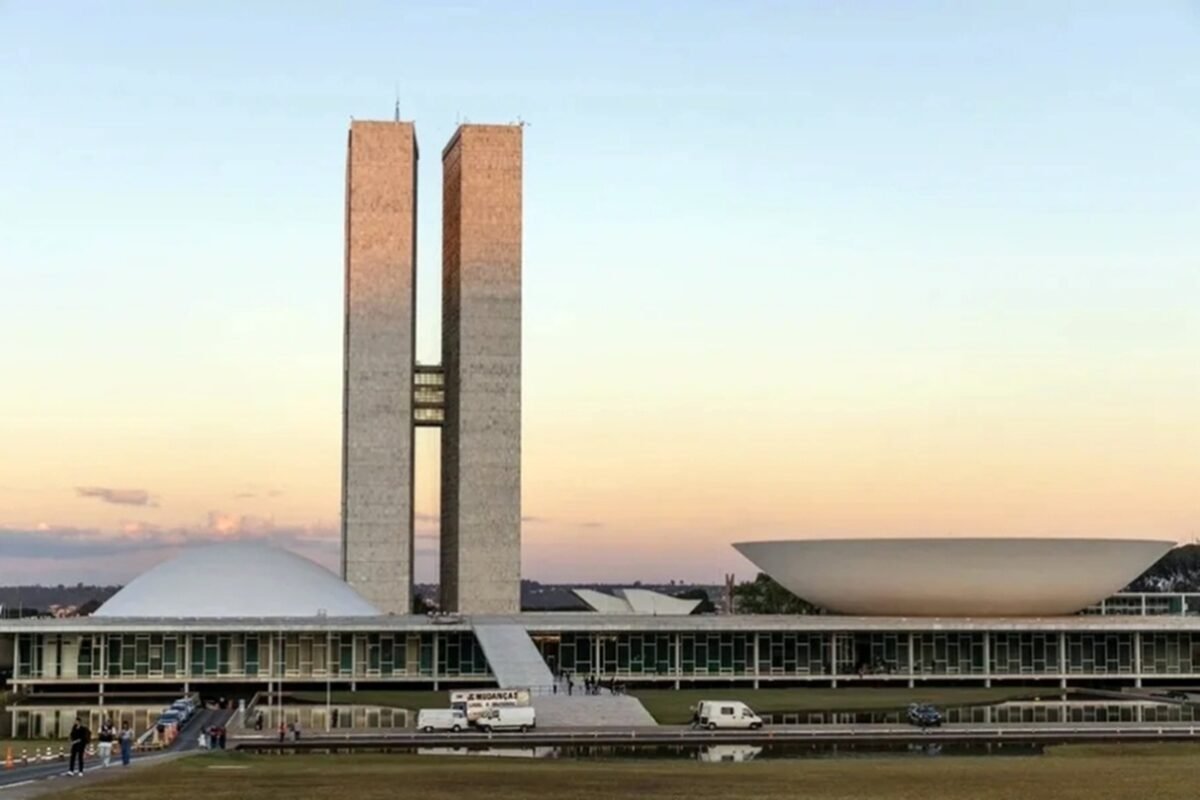 Veterinária é atacada por cão no Senado e passa por cirurgia em hospital do DF