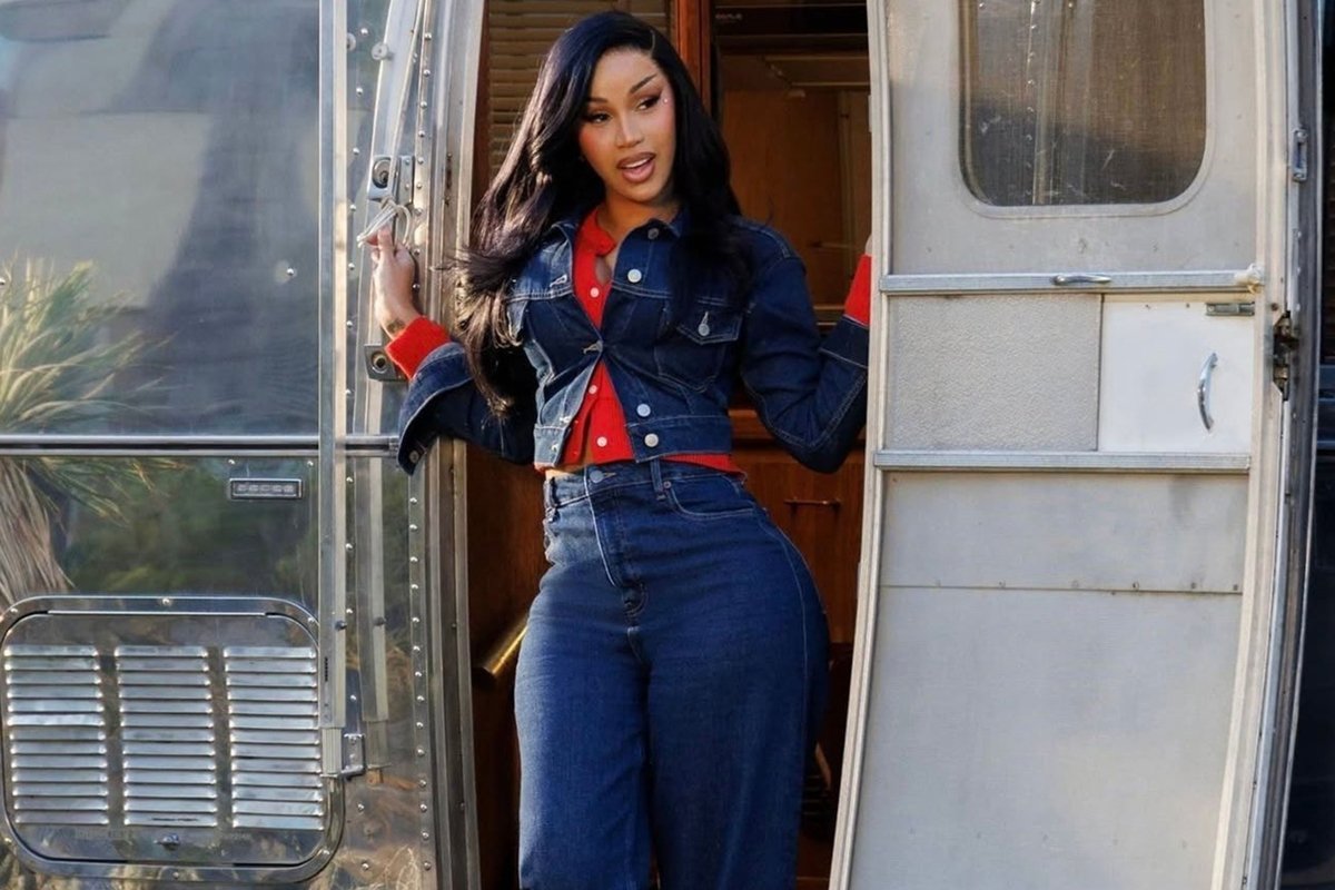 Campanha de jeans da Old Navy tem Cardi B como estrela e foca em curvas femininas