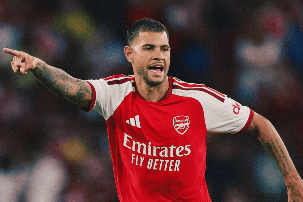 Bruno Guimarães se destaca em estreia pelo Arsenal com busca pela faixa de capitão