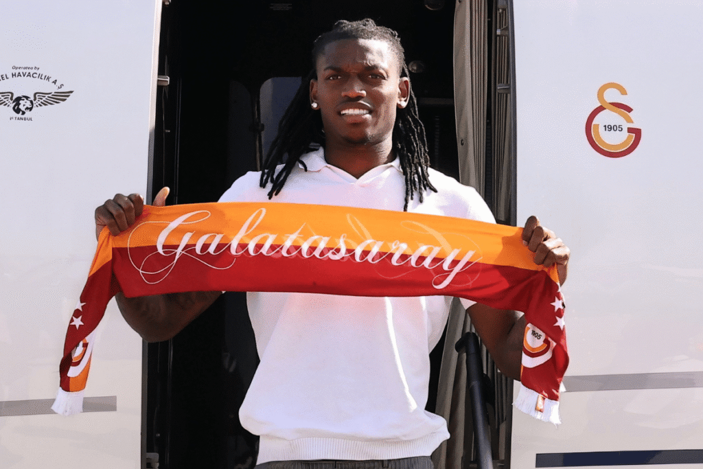 Rafael Leão chega à Turquia para finalizar transferência ao Galatasaray