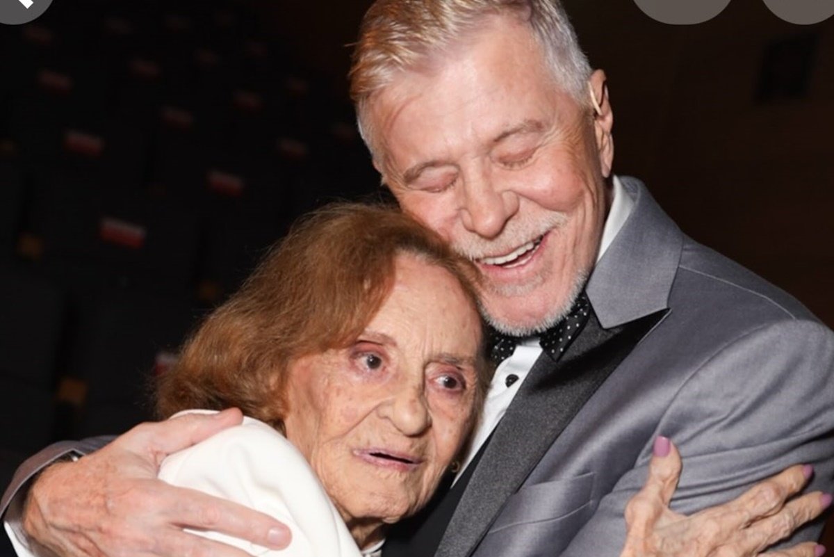 Miguel Falabella homenageia Laura Cardoso, que faleceu aos 98 anos