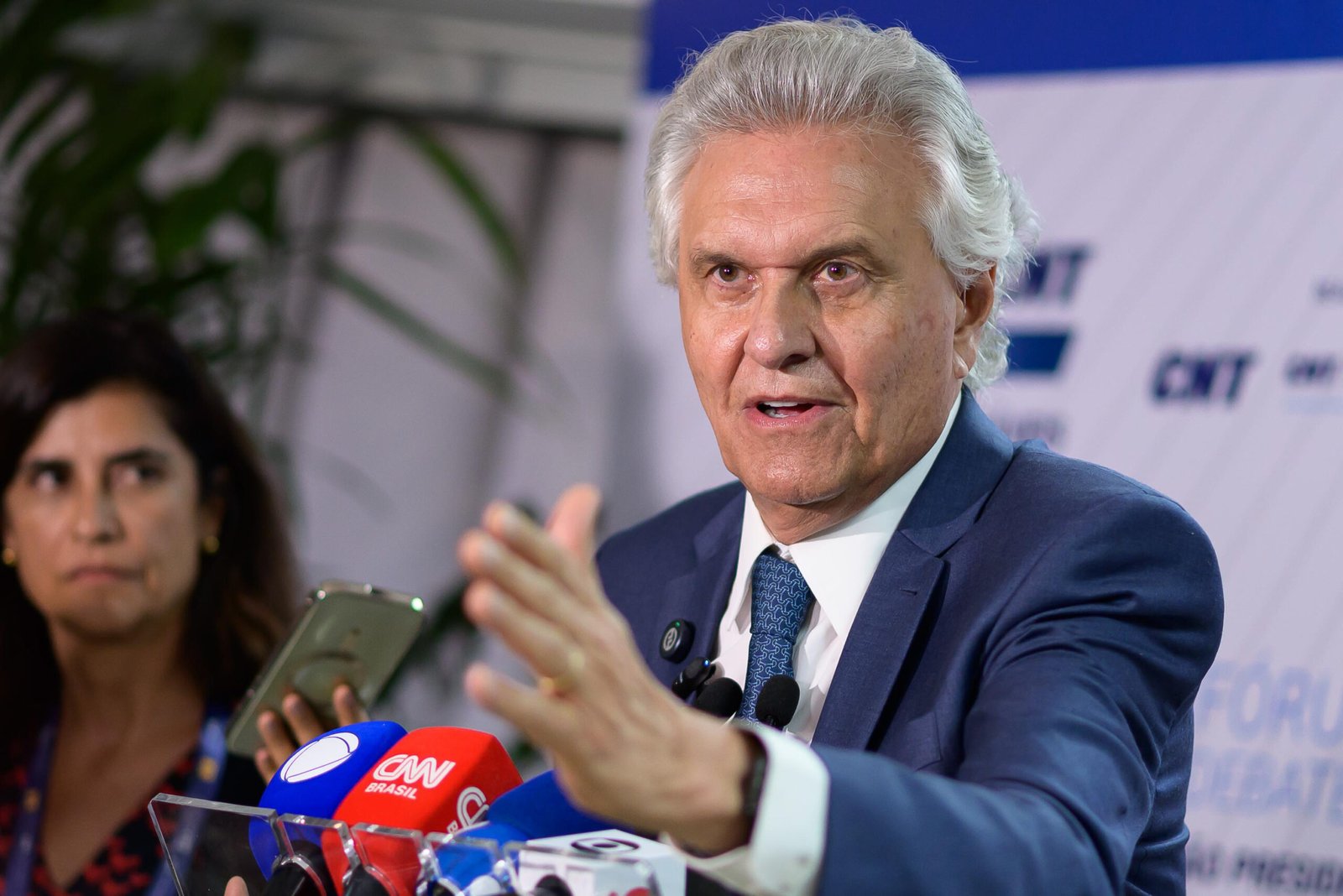 Caiado confirma presença em debate presidencial sem Lula e Flávio Bolsonaro