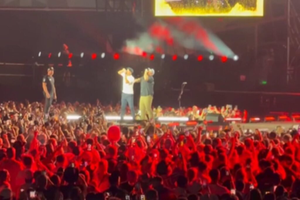 John Terry se diverte em show de Luke Combs ao virar lata de cerveja