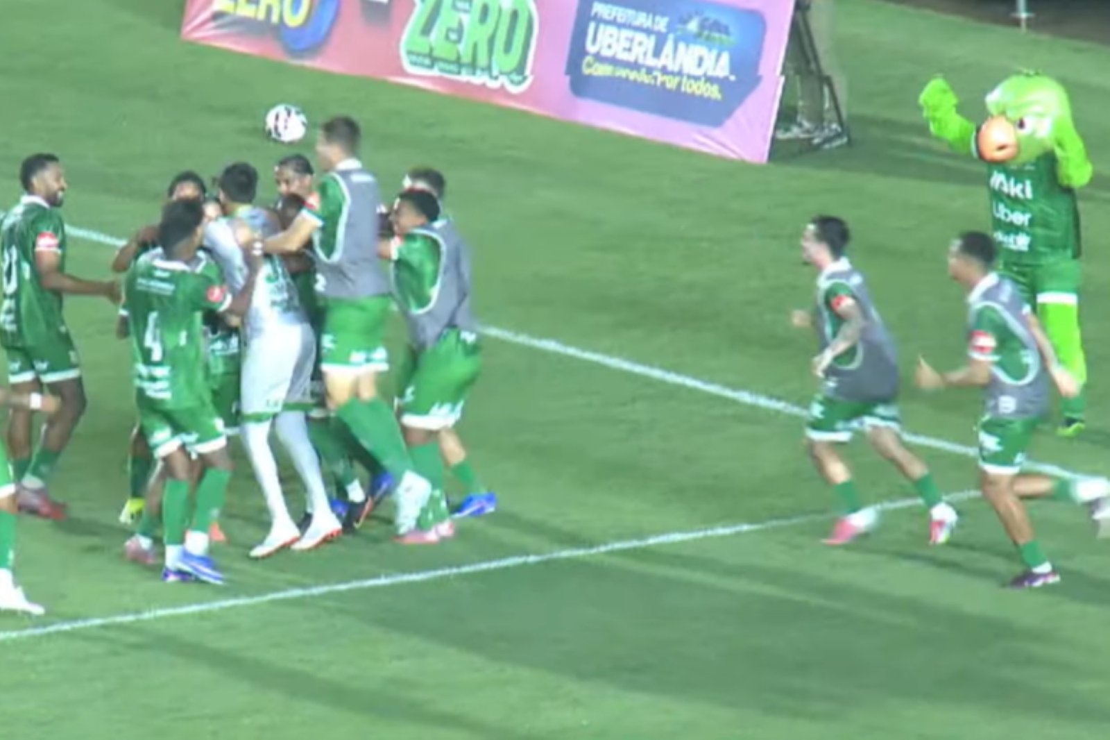 Uberlândia-Mg vence CSA-AL em duelo pelas quartas de final da Série D ZeroUm