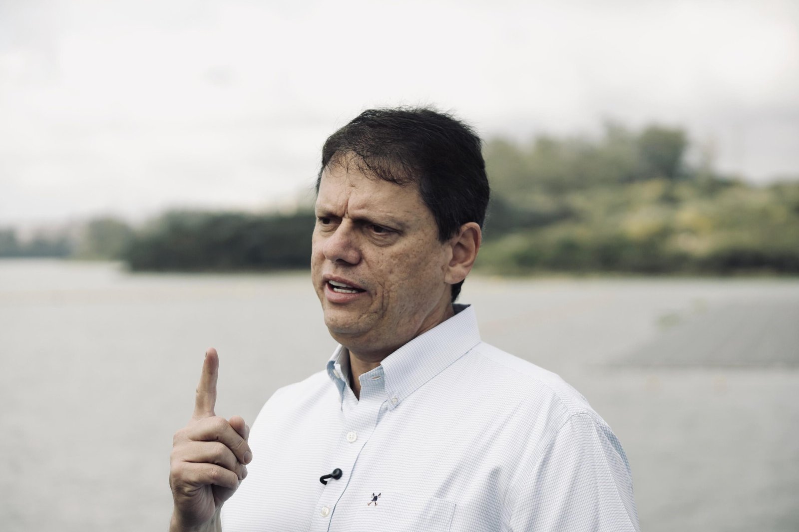 Tarcísio de Freitas expressa desejo de debater com Lula e Flávio Bolsonaro