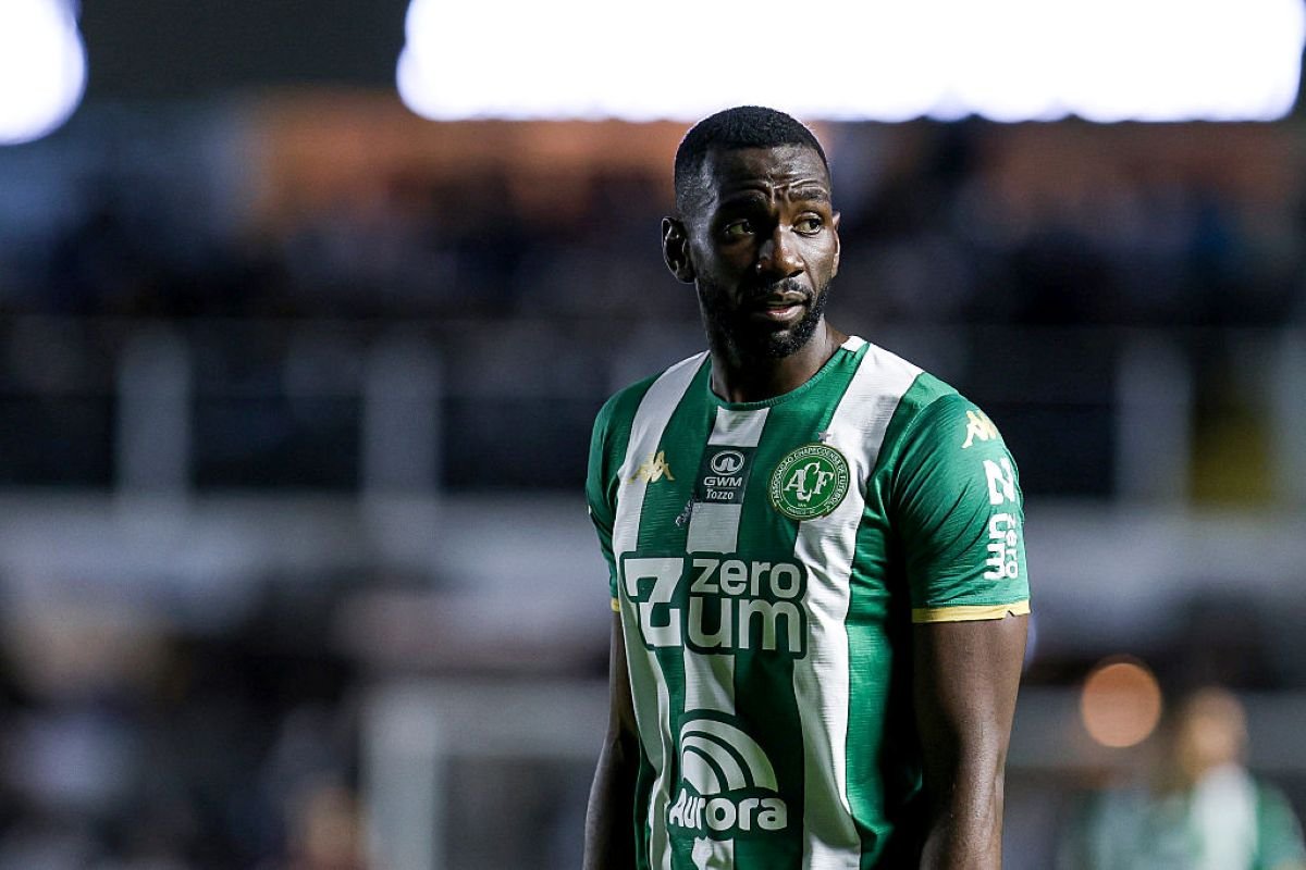 Yannick Bolasie interage com ex-companheiros do Cruzeiro durante recuperação de cirurgia