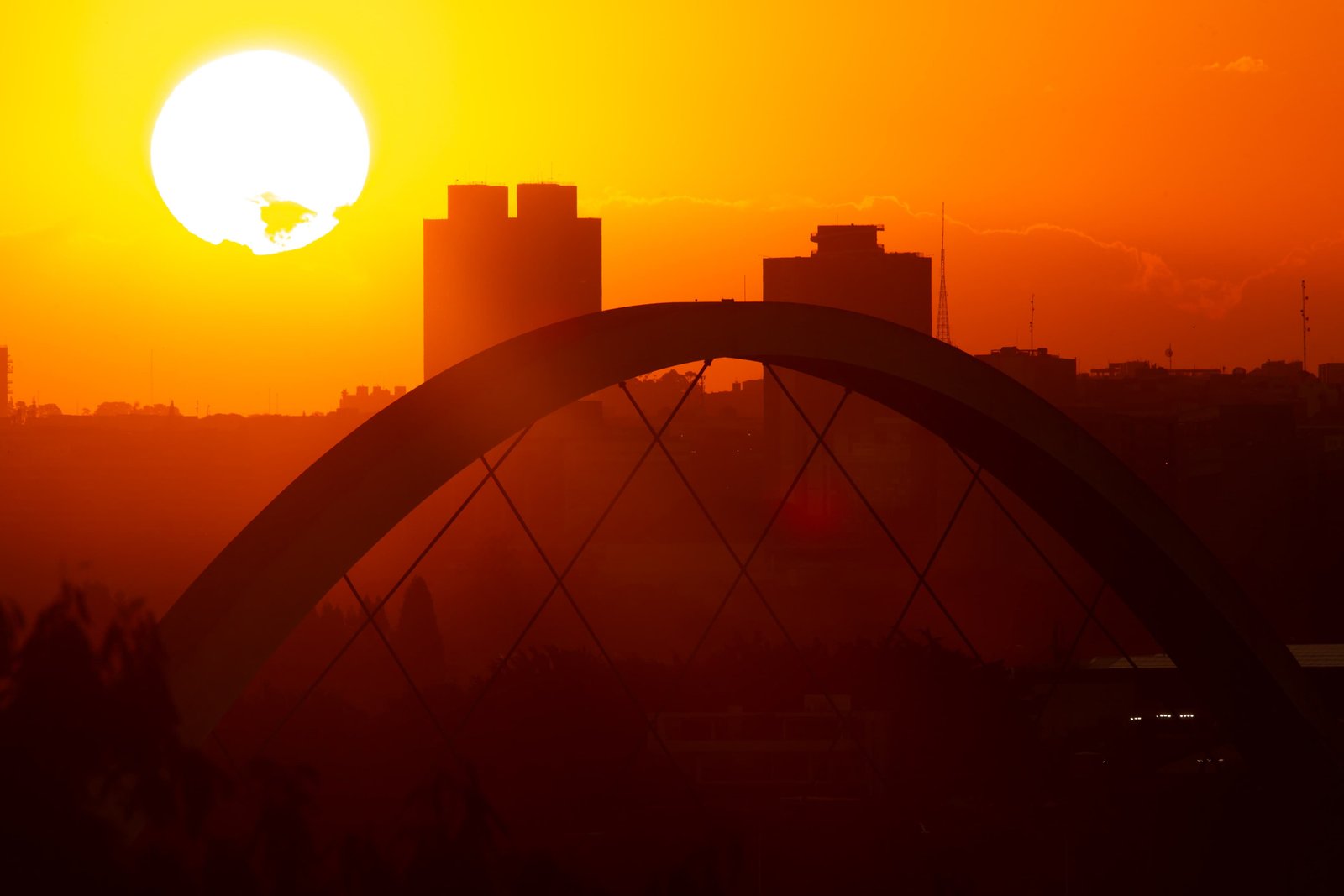 Onda de calor deve elevar temperaturas acima de 40°C em várias regiões do Brasil