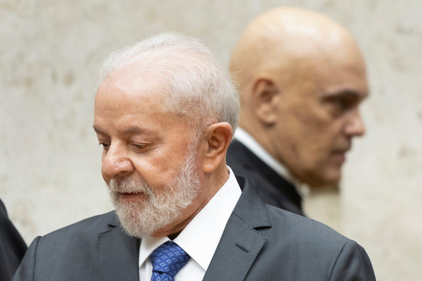 Críticas à Comunicação do Governo sobre Relação de Lula e Moraes