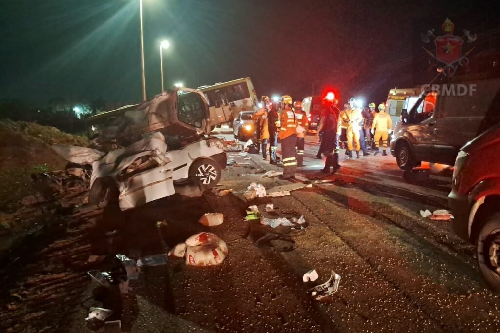 Colisão entre carro e ônibus resulta em mortes no Distrito Federal