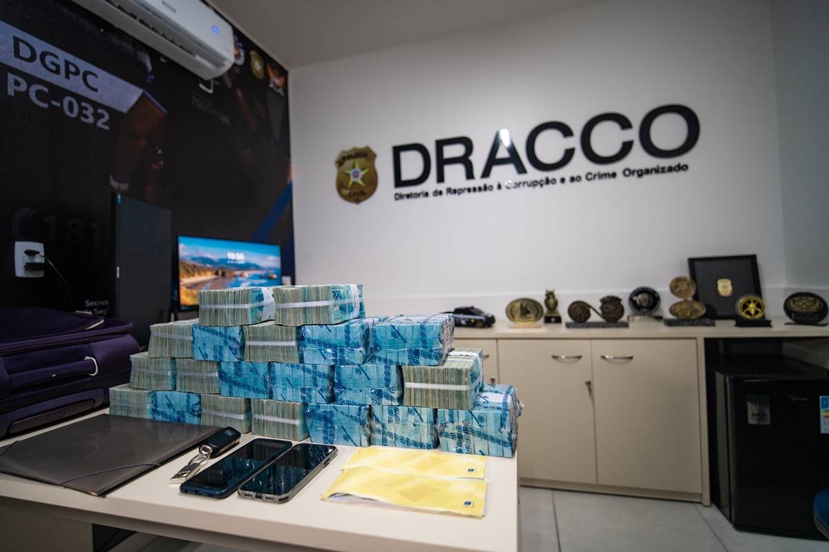Dois gerentes da Ceilurb são detidos com R$ 2 milhões em Maceió