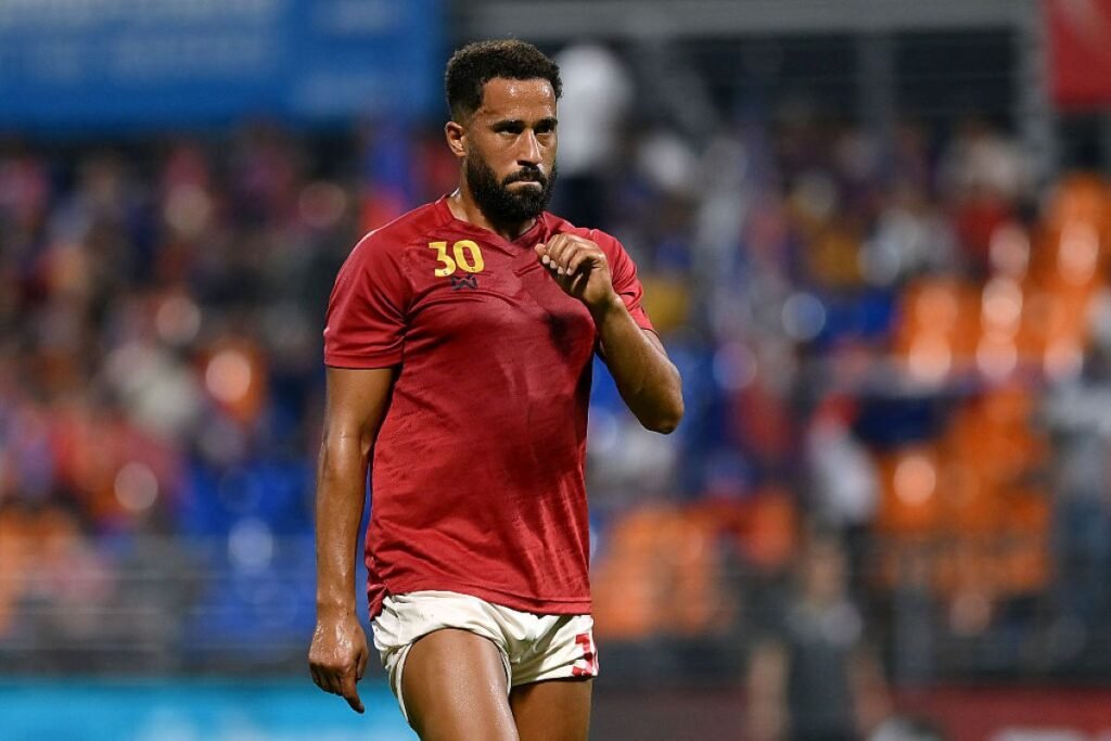 Andros Townsend é atropelado por rolo de gramado em partida na Tailândia