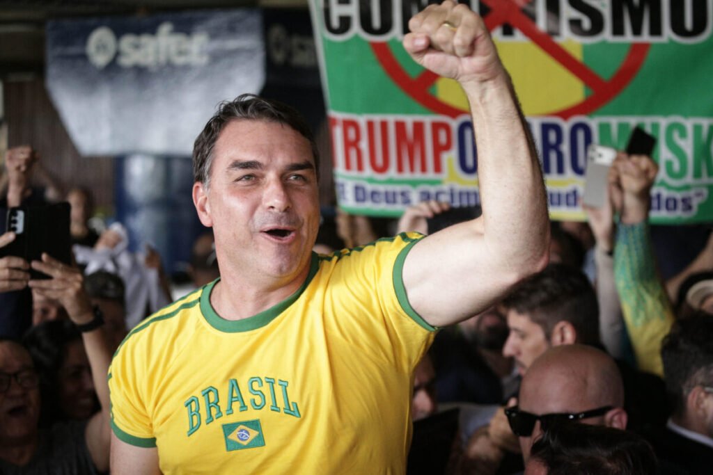 Flávio Bolsonaro realiza comício em São Paulo para mobilizar apoiadores