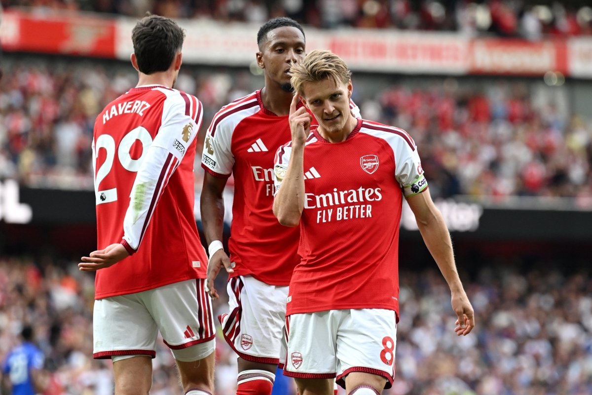 Arsenal supera Chelsea em clássico e mantém 100% na Premier League