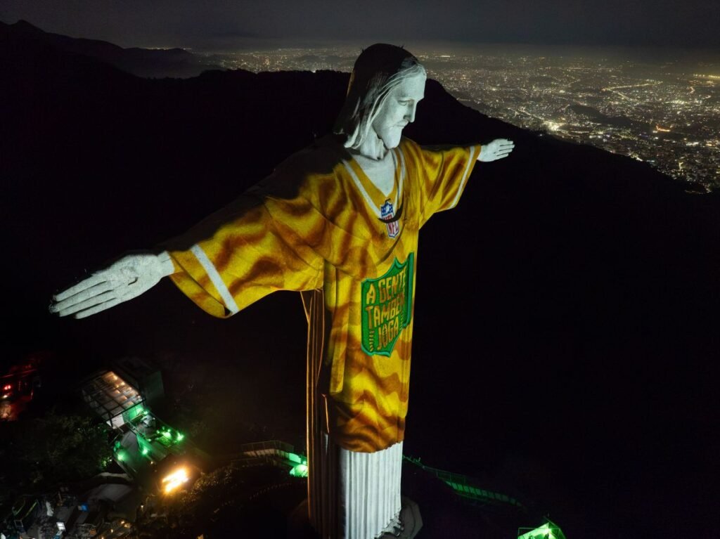 Cristo Redentor recebe homenagem em partida da NFL no Rio de Janeiro