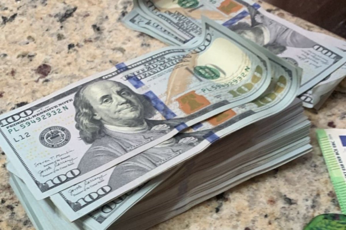 Cotação do dólar apresenta leve queda diante de incertezas geopolíticas