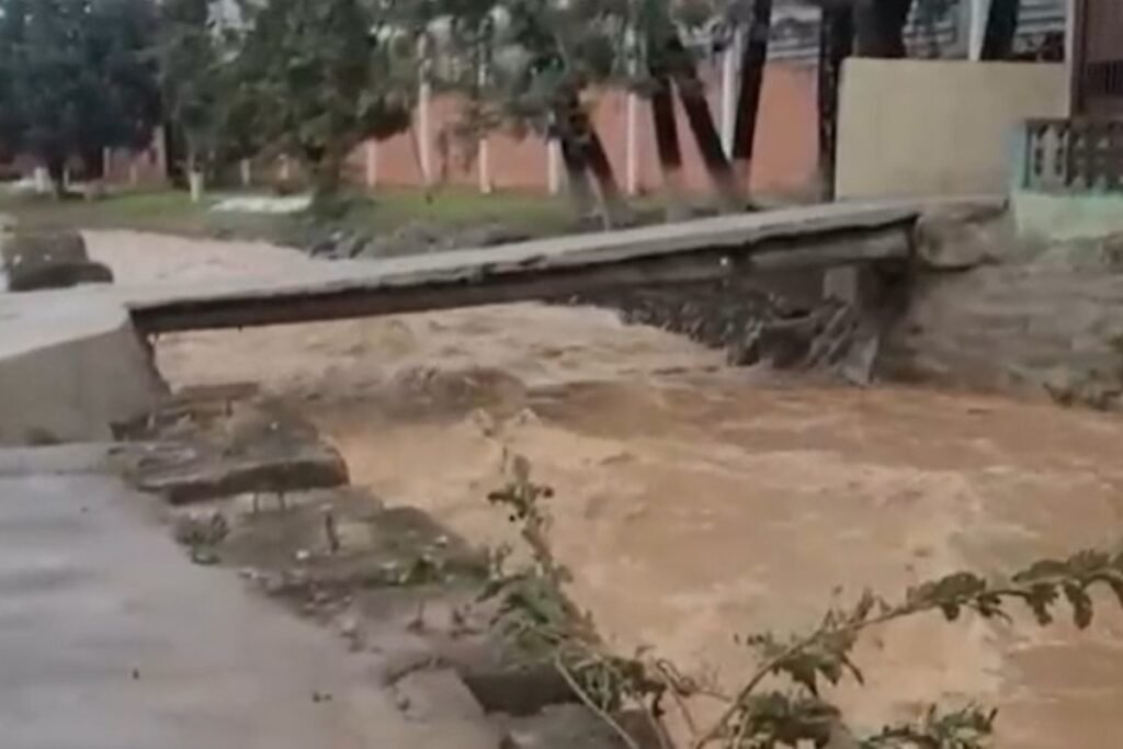 Corpo de vítima da enxurrada em Jandira é encontrado pelos bombeiros