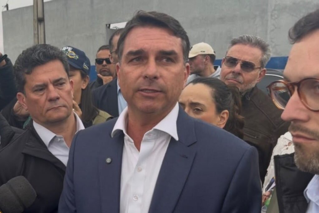 Flávio Bolsonaro critica atuação de ministros do STF em sessão sobre Alexandre de Moraes