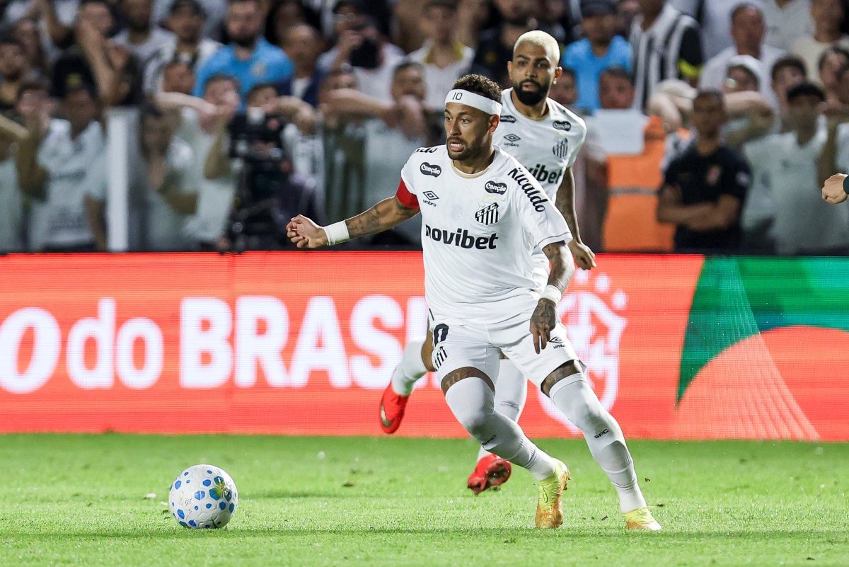 Neymar Jr. deixa partida do Santos na Copa do Brasil por dores na coxa
