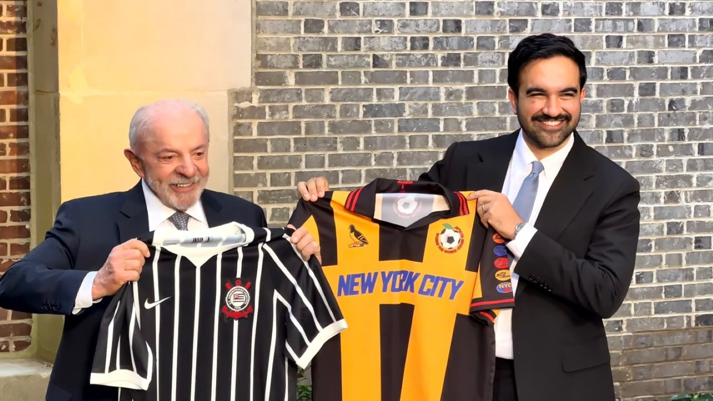 Lula entrega camiseta do Corinthians a prefeito de Nova York durante visita à ONU