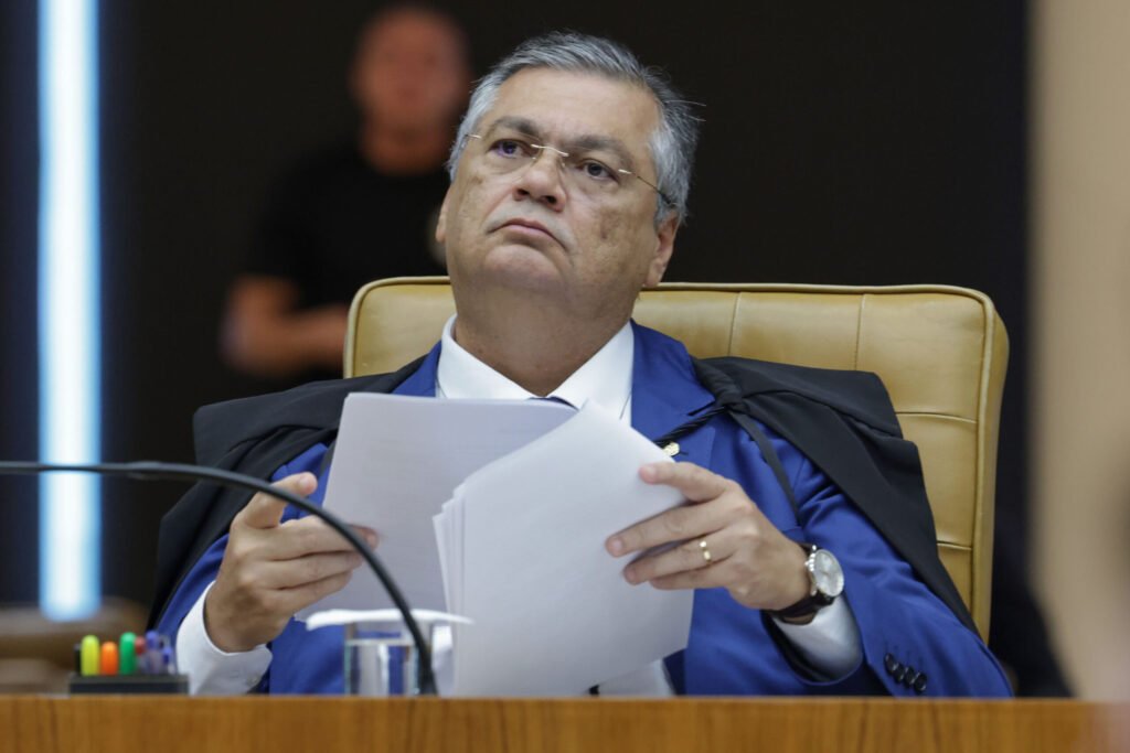 Flávio Dino critica André Mendonça em decisão sobre a Polícia Federal