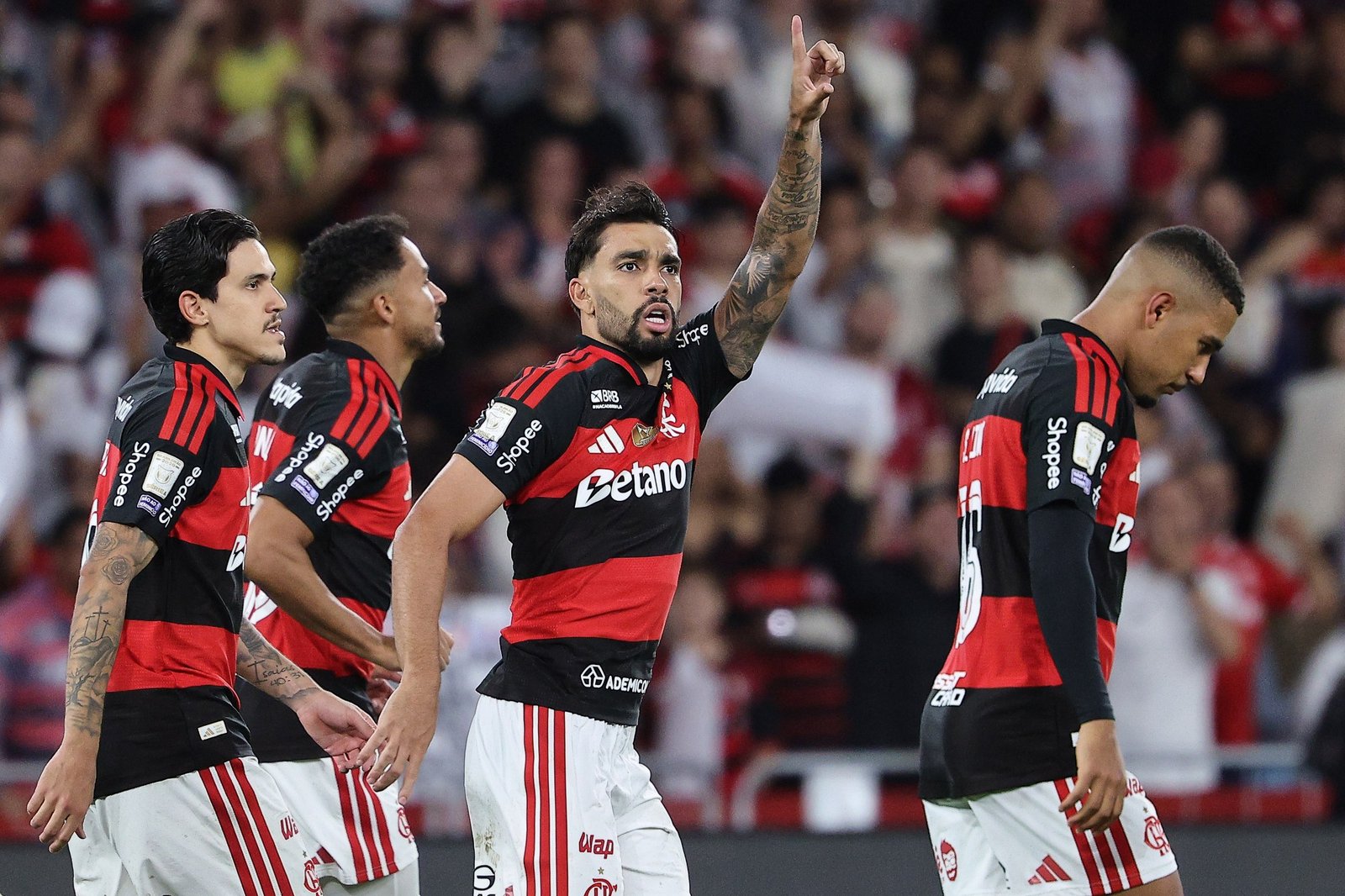 Flamengo conquista vitória sobre Corinthians e reassume liderança do Brasileirão