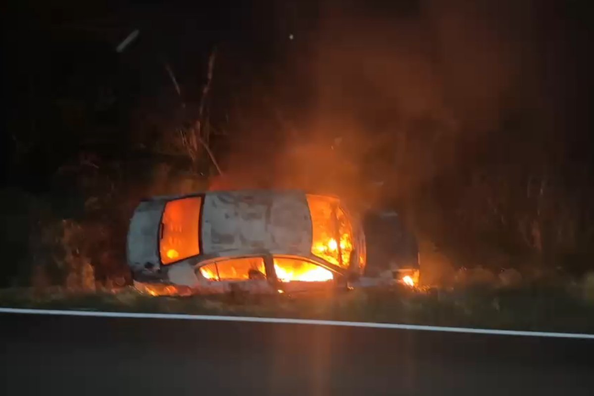 Incêndio em veículo após saída de pista no Paraná