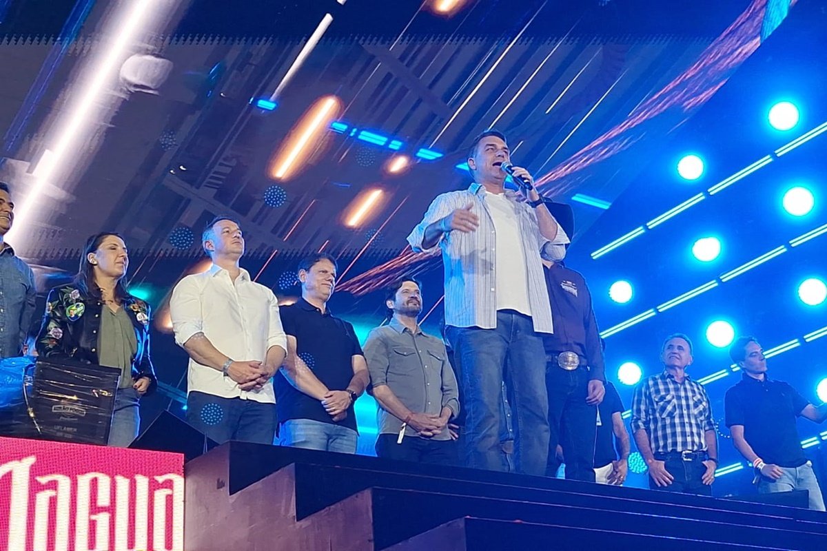 Flávio Bolsonaro e Tarcísio de Freitas fazem breve aparição em evento em Jaguariúna