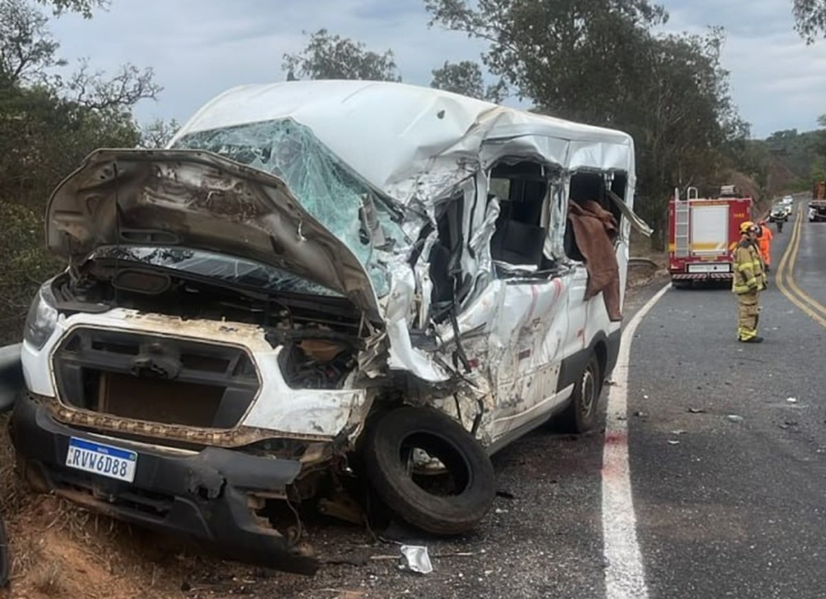 Acidente envolvendo van e carreta em Minas Gerais resulta em duas mortes