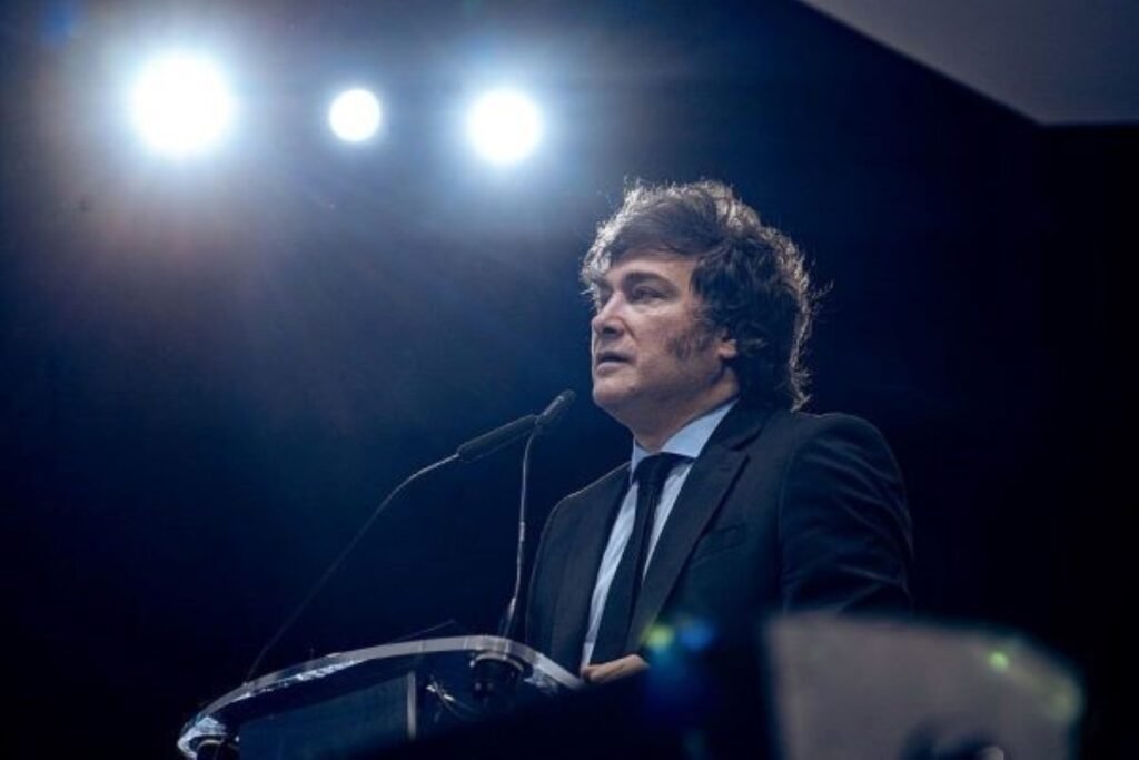 Javier Milei critica Lula e apoia Flávio Bolsonaro em entrevista