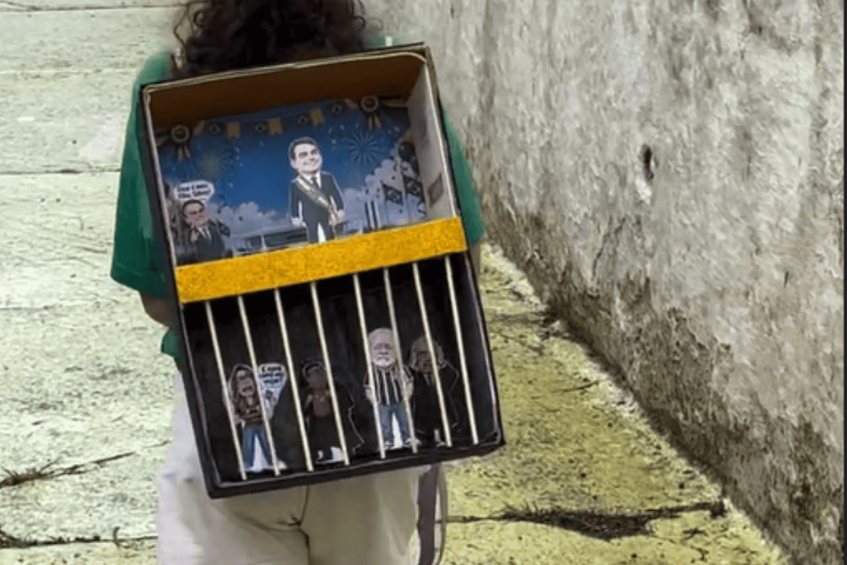 Mãe cria mochila temática em apoio a Flávio Bolsonaro e simula prisão de Lula