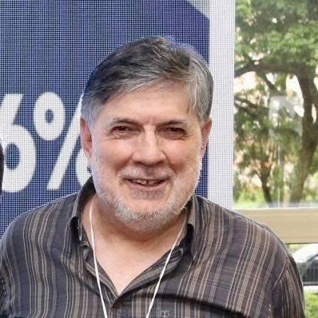 Valdir Cruz: o idiota útil, o professor de lorotas e a fábrica de fake news