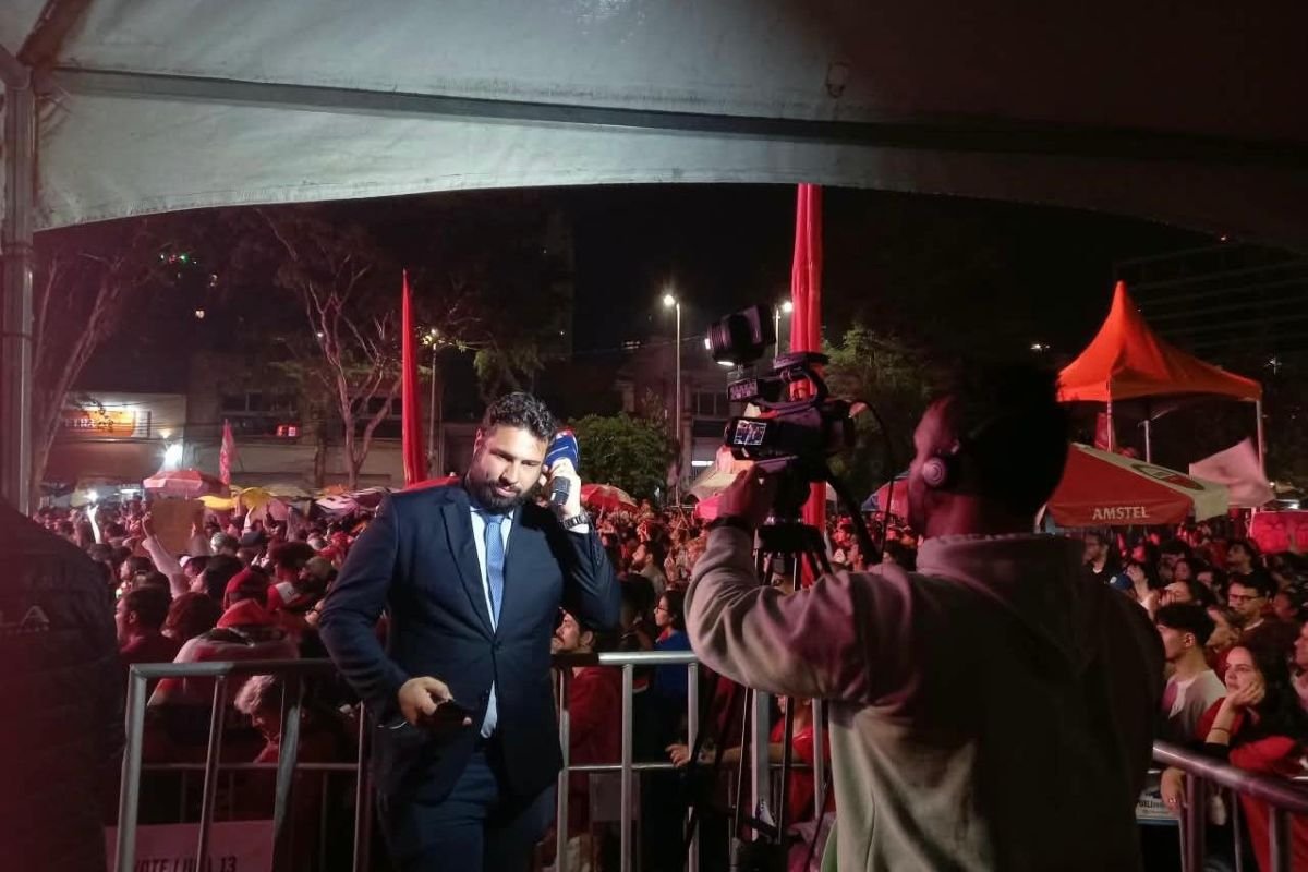 Repórter da Jovem Pan enfrenta hostilidade em ato de apoio a Lula em SP