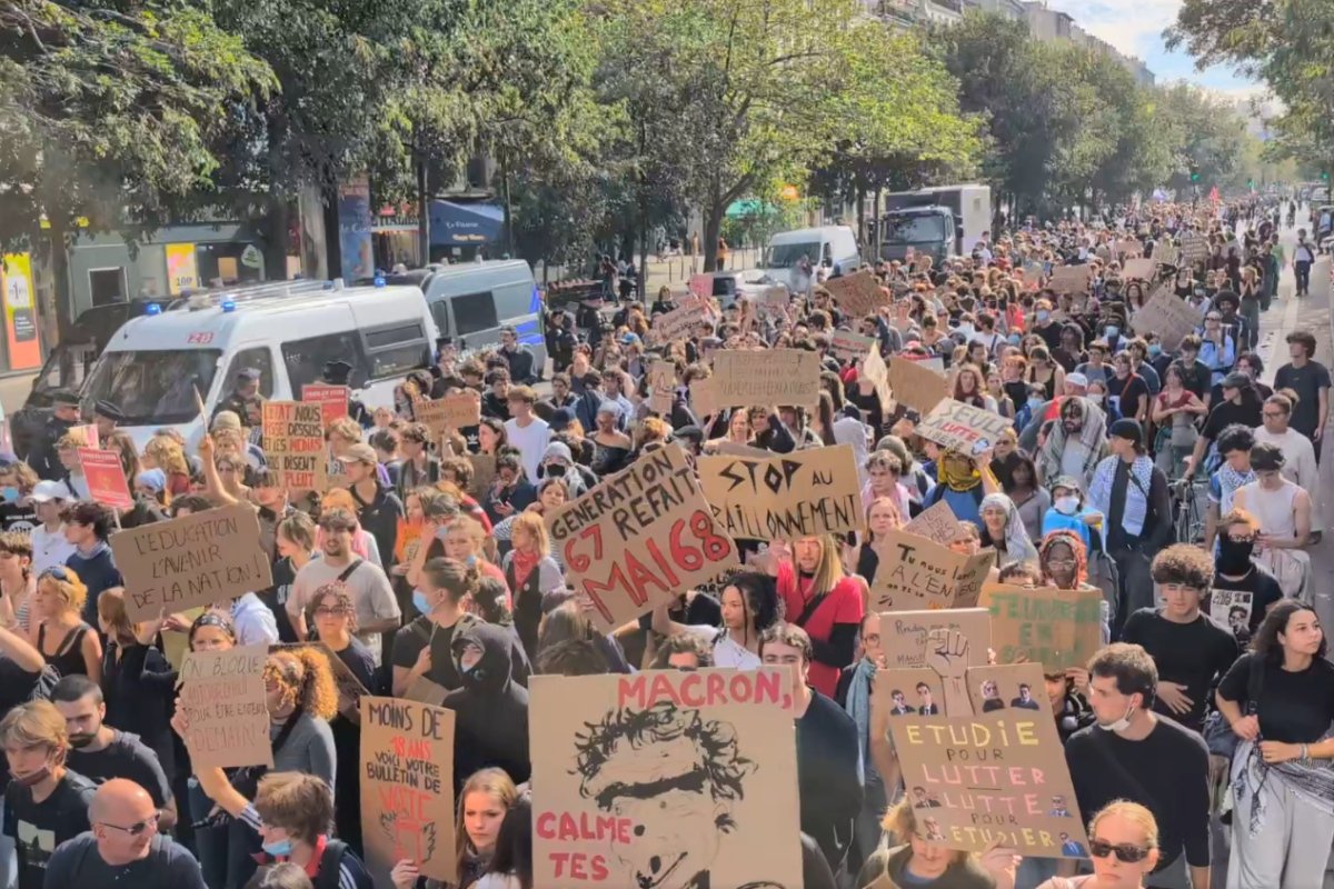 Protestos na França resultam em fechamento de escolas e conflitos com a polícia