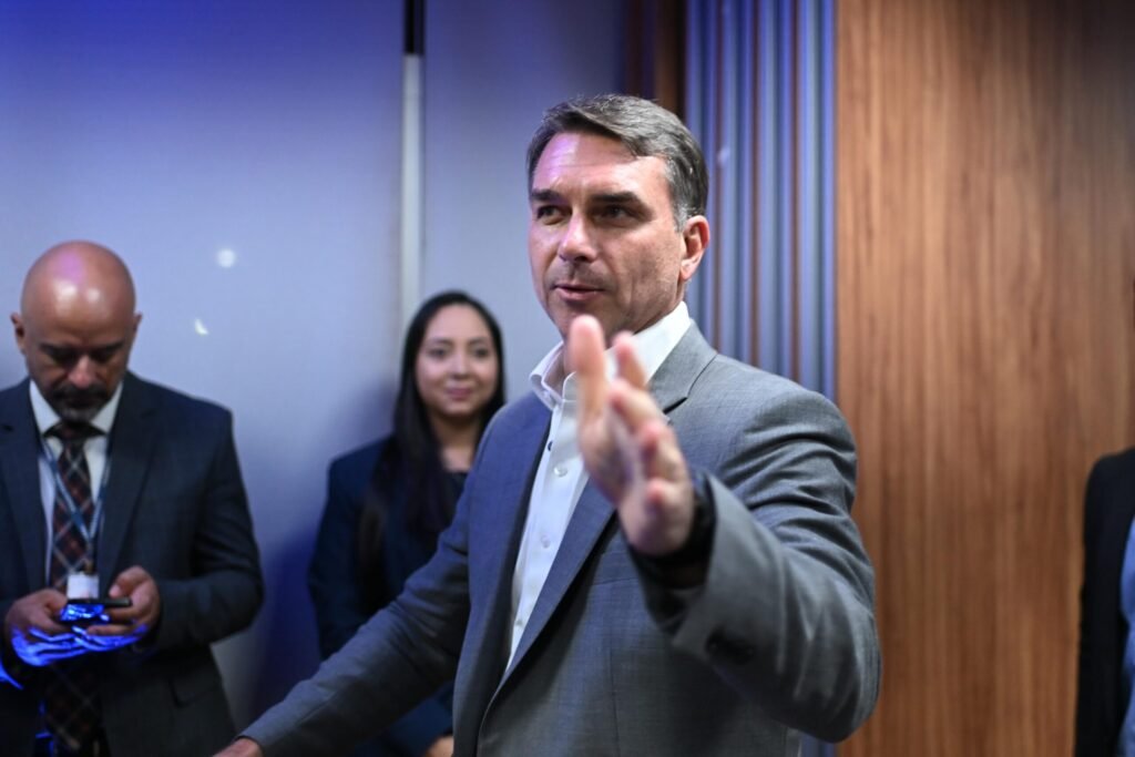 Flávio Bolsonaro aponta prejuízos na análise do TSE devido a postagens apagadas