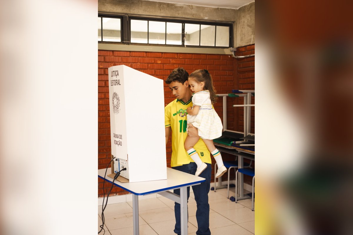 Nikolas Ferreira vota em Belo Horizonte acompanhado da filha