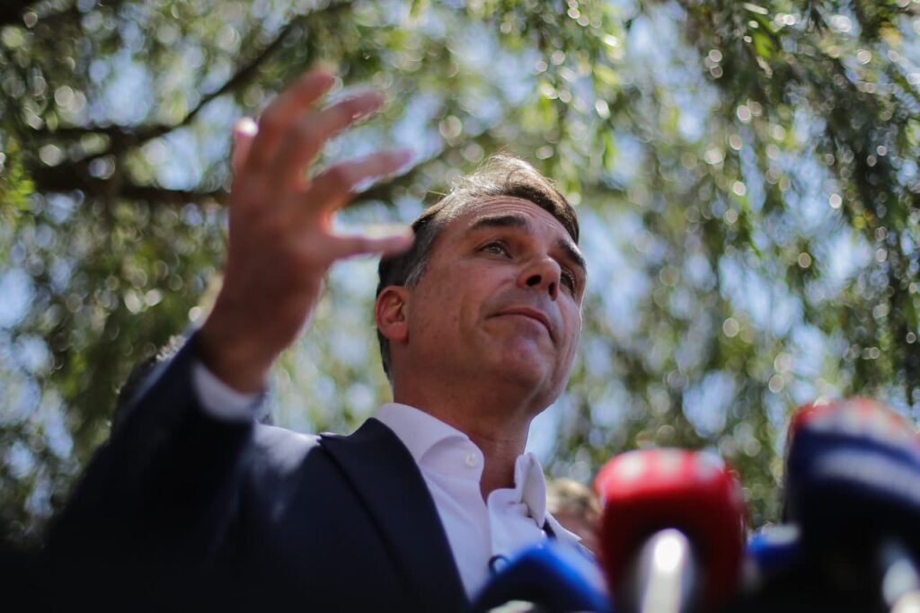 Flávio Bolsonaro critica falha de áudio em propaganda eleitoral