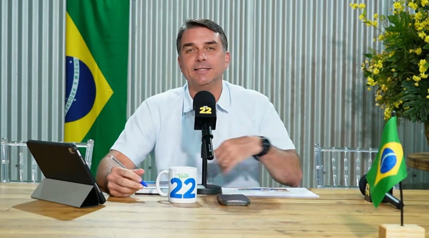 Flávio Bolsonaro manifesta apoio a Cleitinho Azevedo após episódio de saúde